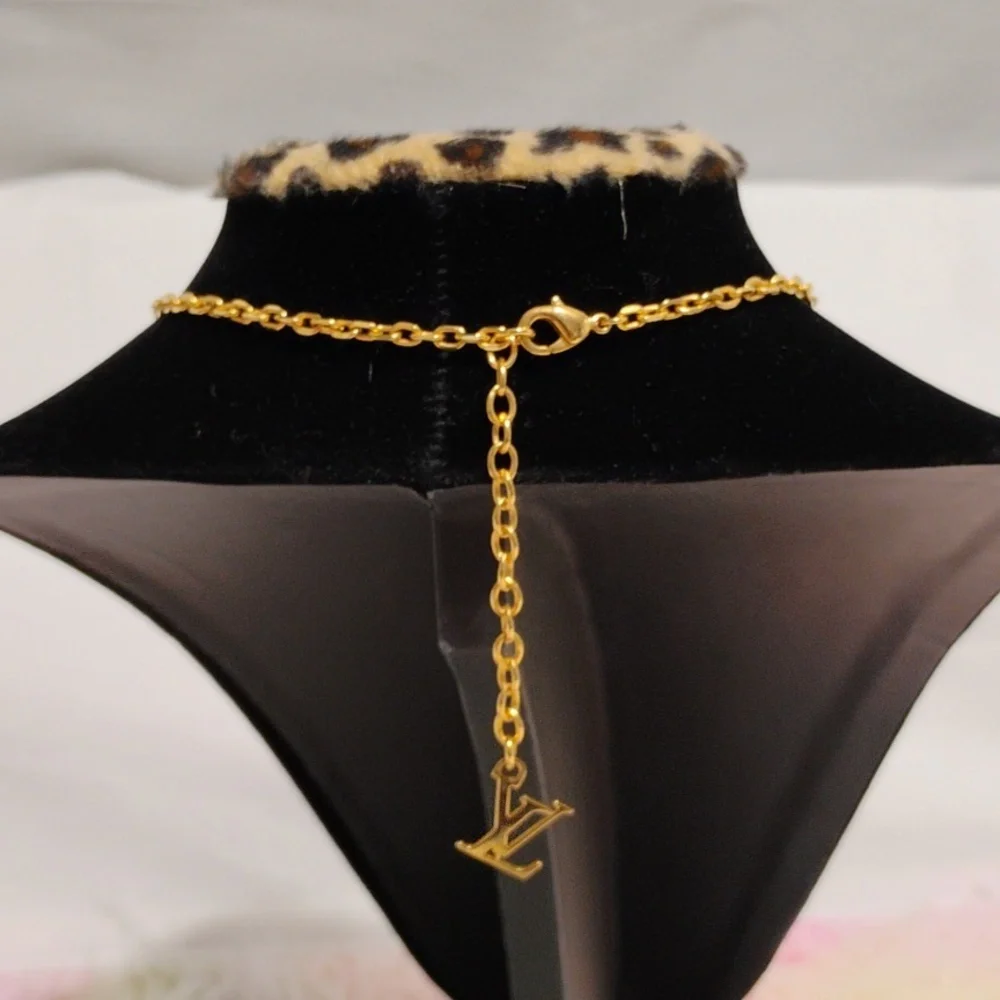 LOUIS VUITTON
Authentic Louis Vuitton
Resin 'Lock Me' Heart Pendant Necklace - Picture 5 of 16